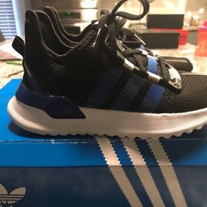 Kids Adidas Size 11🌸
